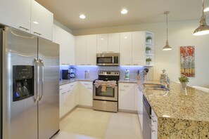 Townhome, 3 Bedrooms | Private kitchen