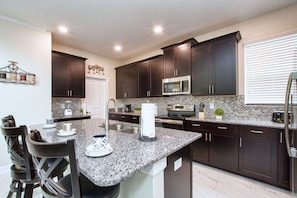 House, 5 Bedrooms | Private kitchen