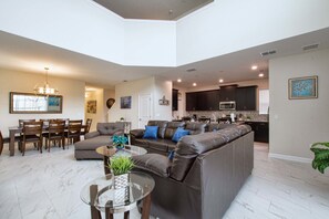 House, 5 Bedrooms | Living area