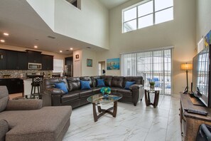 House, 5 Bedrooms | Living area