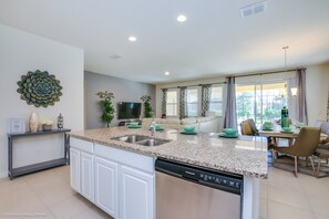 Villa, 5 Bedrooms | Private kitchen - Solterra 5238 (Davenport)