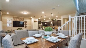 Townhome, 5 Bedrooms | In-room dining - Solterra 4638 (Davenport)