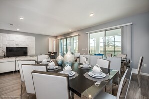Villa, Meerdere bedden | Dineren op de kamer