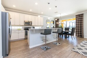 Villa, 6 Bedrooms | Private kitchen - Providence 2107 (Davenport)
