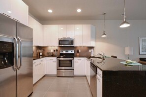 Resortwoning, 3 slaapkamers | Privékeuken | Een koelkast, een vaatwasser, kookgerei, borden en bestek, een vriezer