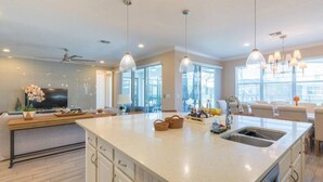 Villa, 6 Bedrooms | Private kitchen