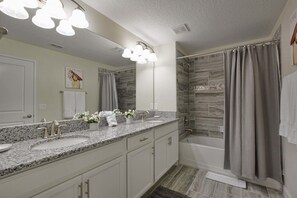 Stadtwohnung, 5 Schlafzimmer | Badezimmer | Duschwanne, Handtücher
