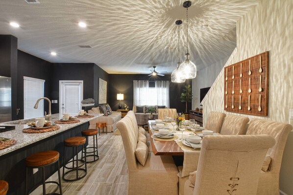 Maison en rangée, 5 chambres | Repas dans la chambre