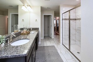 House, 6 Bedrooms | Bathroom | Combined shower/tub, towels