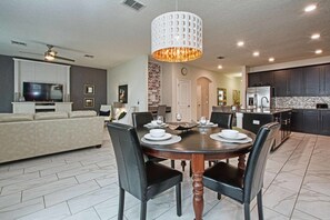 Maison, 6 chambres | Repas dans la chambre