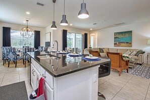 House, 6 Bedrooms | Private kitchenette