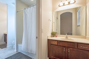 House, 6 Bedrooms | Bathroom
