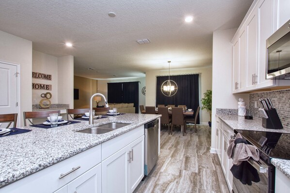 House, 6 Bedrooms | Private kitchen