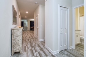 House, 6 Bedrooms | Hallway