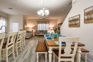 Stadtwohnung, 5 Schlafzimmer | Essbereich im Zimmer