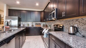 House, 6 Bedrooms | Private kitchen - Storey Lake 4747 (Kissimmee)