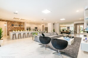 Villa, plusieurs lits | Coin salon dans le hall