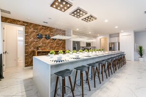 Villa, Mehrere Betten | Essbereich im Zimmer