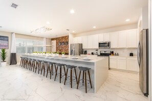 Villa, Mehrere Betten | Essbereich im Zimmer