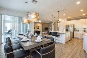 House, 6 Bedrooms | In-room dining