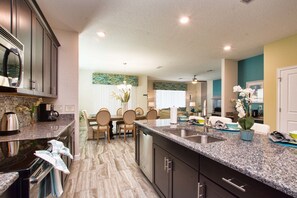 House, 6 Bedrooms | Private kitchen - Storey Lake 4751 (Kissimmee)