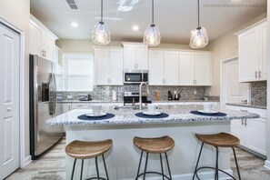 House, 5 Bedrooms | Private kitchen