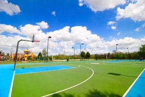 Maison mitoyenne, 3 chambres | Terrain de sport