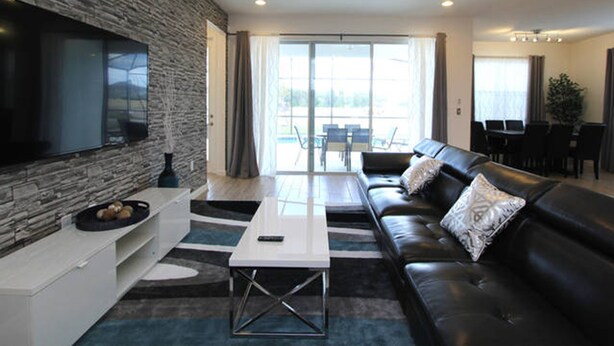 House, 5 Bedrooms | Living area