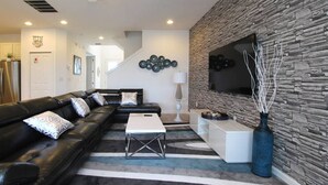 House, 5 Bedrooms | Living area