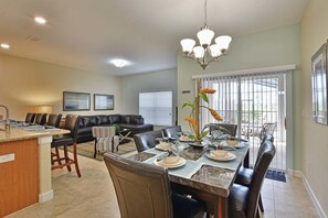 Resortwoning, 4 slaapkamers | Dineren op de kamer