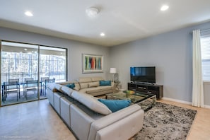 Villa, varias camas | Sala de estar | Una televisión de pantalla plana