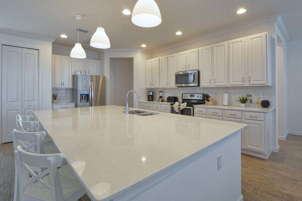 Casa, varias camas | Cocina privada | Lavavajillas, cafetera y tetera y periquera