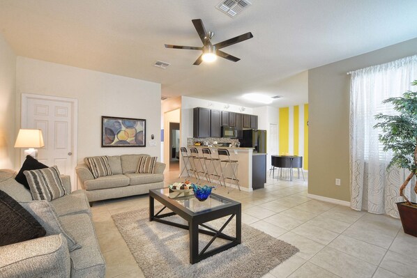 House, 5 Bedrooms | Living area