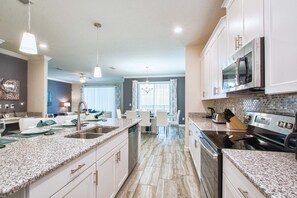 House, 6 Bedrooms | Private kitchen