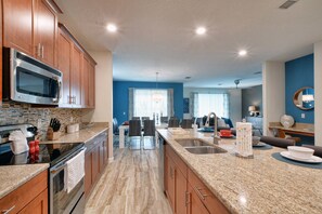 House, 6 Bedrooms | Private kitchen