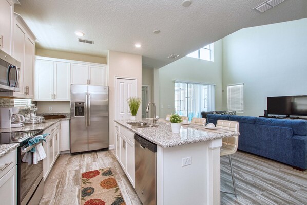 House, 5 Bedrooms | Private kitchen | Microwave, dishwasher