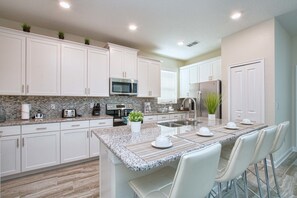 House, 5 Bedrooms | Private kitchen