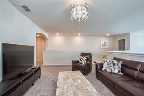 House, 5 Bedrooms | Living area