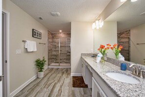 House, 5 Bedrooms | Bathroom | Combined shower/tub