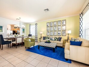 Townhome - 6 sovrum | Vardagsrum | Smart-tv