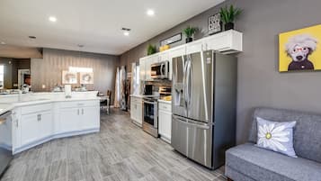 Villa, 4 Bedrooms | Private kitchen | Dishwasher