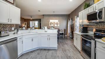 Villa, 4 Bedrooms | Private kitchen | Dishwasher