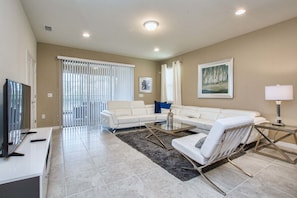 Casa, 6 quartos | Área de estar | TV de tela plana