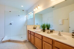 Villa, Mehrere Betten | Badezimmer