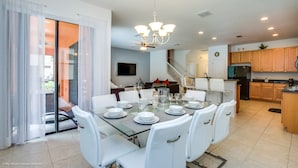 Villa, Mehrere Betten | Essbereich im Zimmer
