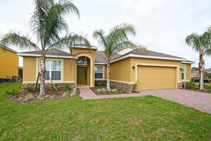 House, 5 Bedrooms | Front of property