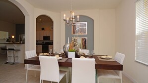Maison, 5 chambres | Repas dans la chambre