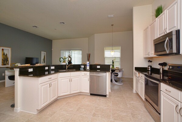 House, 5 Bedrooms | Private kitchen