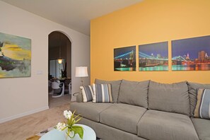 House, 5 Bedrooms | Living area
