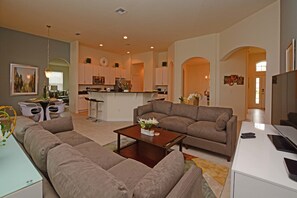 House, 5 Bedrooms | Living area